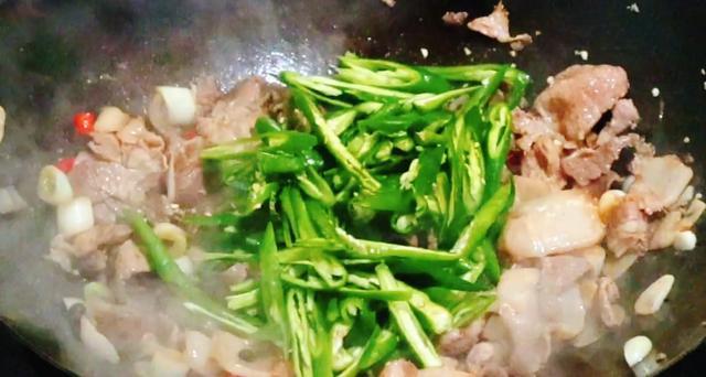 辣椒炒肉为什么饭店那么好吃，原来有诀窍，香辣开胃又下饭，好吃