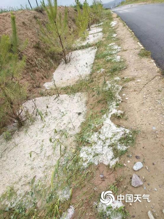 甘肃庆阳遭遇强对流天气 冰雹满地一片白