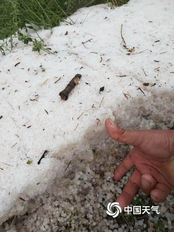 甘肃庆阳遭遇强对流天气 冰雹满地一片白