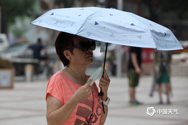 北京“桑拿天”闷热异常 街头行人汗流浃背