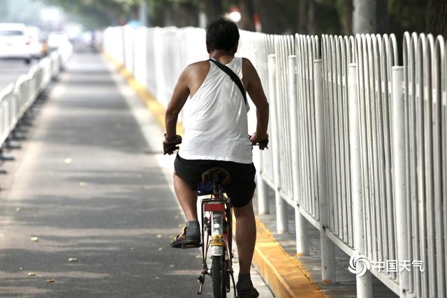 北京“桑拿天”闷热异常 街头行人汗流浃背