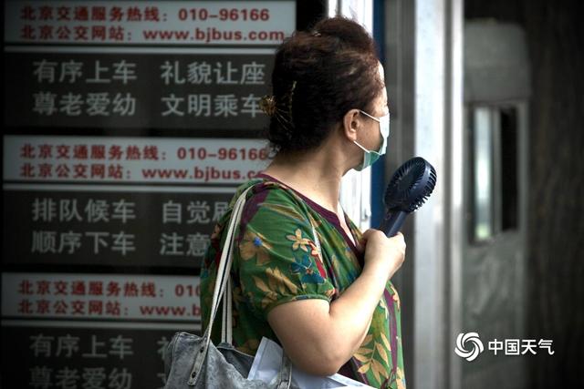 北京“桑拿天”闷热异常 街头行人汗流浃背