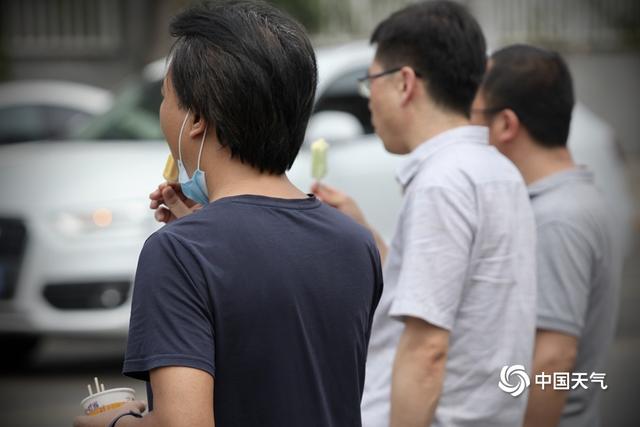 北京“桑拿天”闷热异常 街头行人汗流浃背