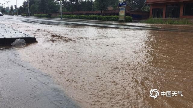 甘肃崇信遭遇短时强降水 城市内涝严重