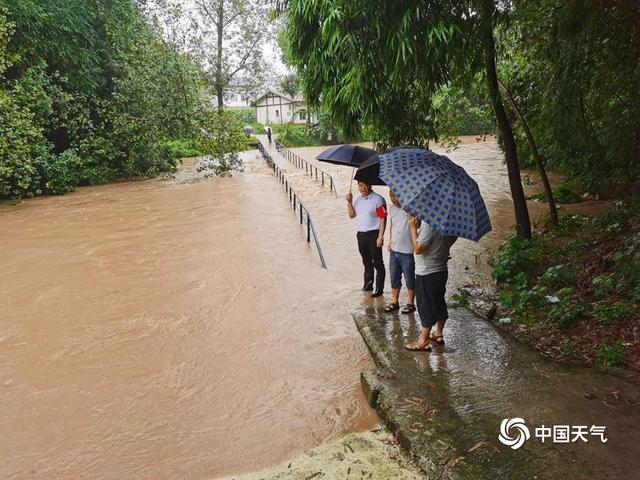 四川内江遭遇大暴雨 河水暴涨房倒桥塌