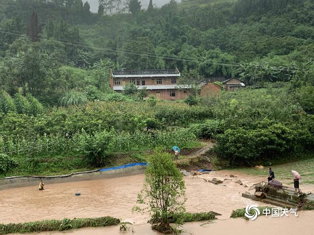 四川内江遭遇大暴雨 河水暴涨房倒桥塌