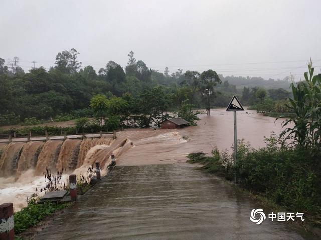 四川内江遭遇大暴雨 河水暴涨房倒桥塌