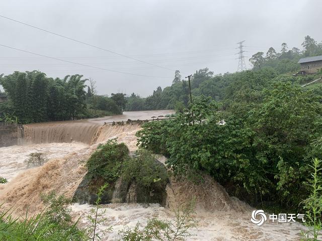 四川内江遭遇大暴雨 河水暴涨房倒桥塌