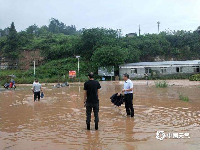 四川内江遭遇大暴雨 河水暴涨房倒桥塌