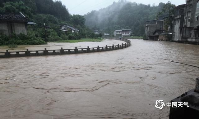 四川绵阳持续暴雨引发严重内涝