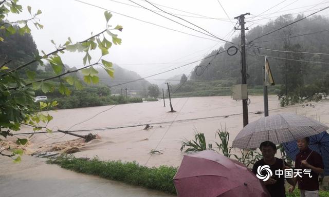 四川绵阳持续暴雨引发严重内涝