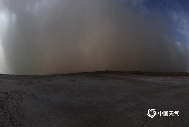 青海柴达木盆地出现强沙尘暴 最小能见度仅百米