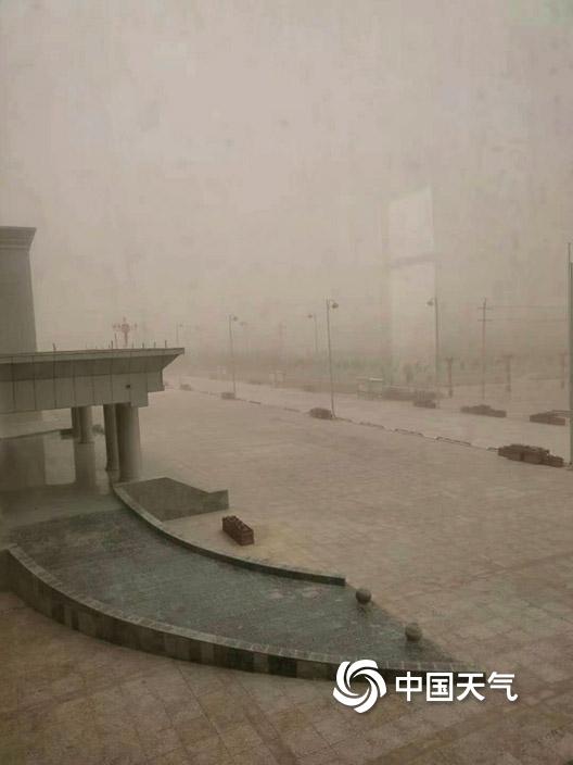 青海柴达木盆地出现强沙尘暴 最小能见度仅百米