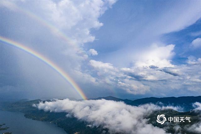 超美！湖北黄石仙岛湖雨后现双彩虹