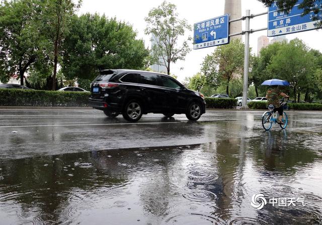 天津遭遇强降雨 部分路段积水难行