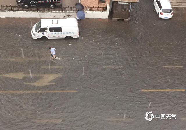 天津遭遇强降雨 部分路段积水难行