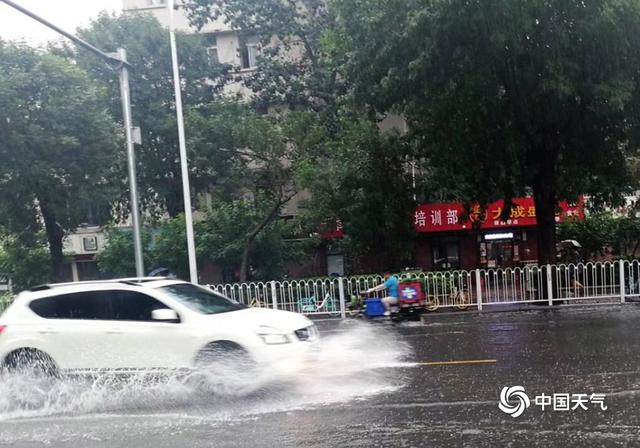 天津遭遇强降雨 部分路段积水难行