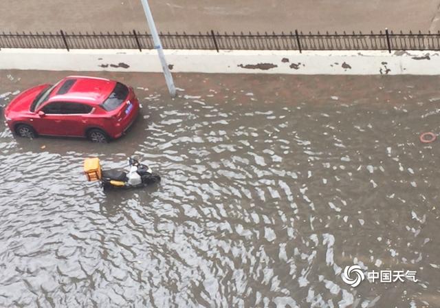 天津遭遇强降雨 部分路段积水难行