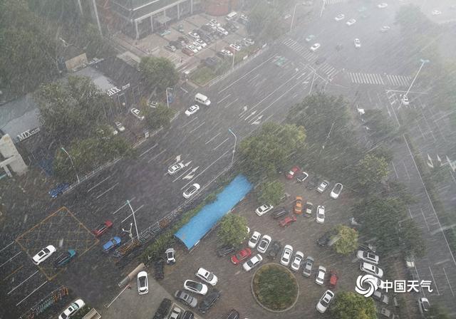 天津遭遇强降雨 部分路段积水难行