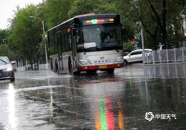 天津遭遇强降雨 部分路段积水难行