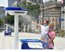 ，更加暑气逼人，出门玩