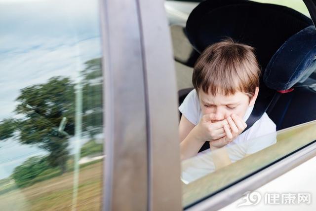 容易晕车的人,这5个晕车小妙招送给你,再也不怕出远门
