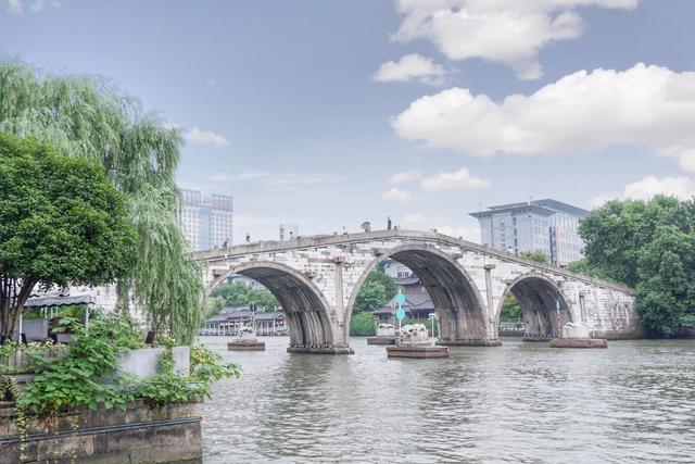 杭州京杭大运河的起点，3元乘坐水上巴士，游览400年的拱宸桥岁月