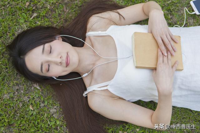 女性“月经”为什么会有血块?这2种原因,女性值得了解一下