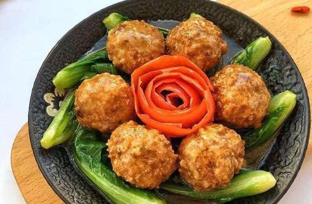 美食分享:酱味鸡块蒸土豆,咖喱土豆排骨,鹌鹑蛋肉丸的简单做法