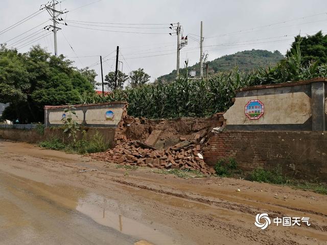 甘肃庆阳遭遇强降雨 道路塌陷围墙倒塌