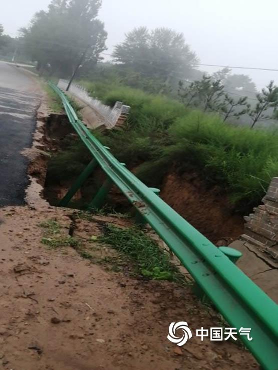 甘肃庆阳遭遇强降雨 道路塌陷围墙倒塌