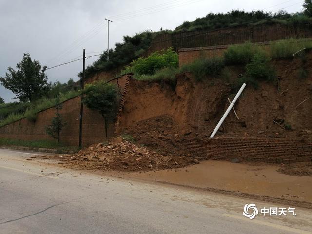 甘肃庆阳遭遇强降雨 道路塌陷围墙倒塌
