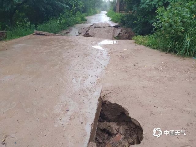 甘肃庆阳遭遇强降雨 道路塌陷围墙倒塌