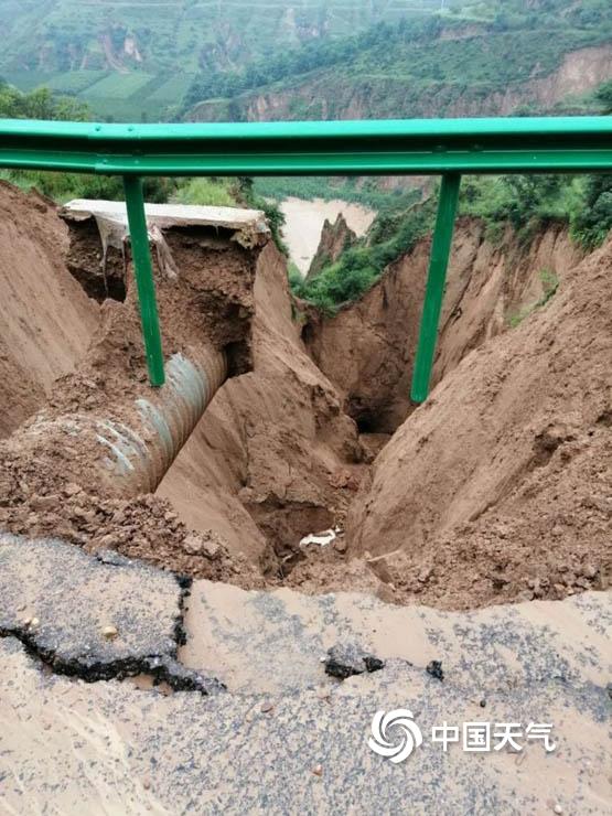 甘肃庆阳遭遇强降雨 道路塌陷围墙倒塌