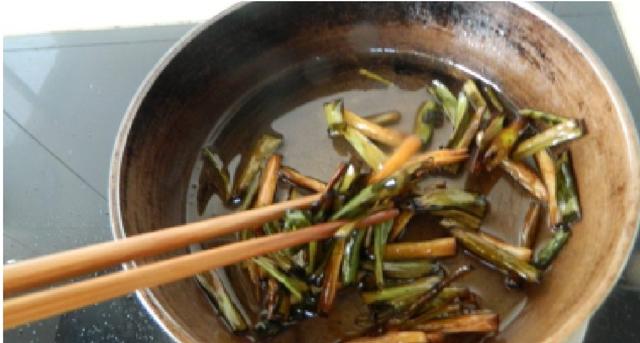 你做出来的葱油拌面又苦又黑?那是因为葱没炸好!这样做才正确