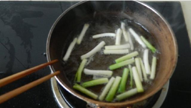 你做出来的葱油拌面又苦又黑?那是因为葱没炸好!这样做才正确