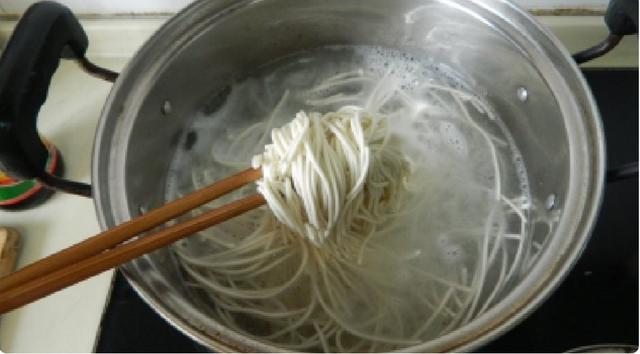 你做出来的葱油拌面又苦又黑?那是因为葱没炸好!这样做才正确
