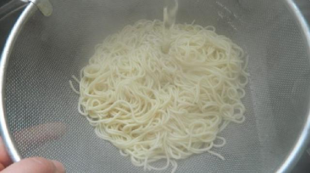 你做出来的葱油拌面又苦又黑?那是因为葱没炸好!这样做才正确