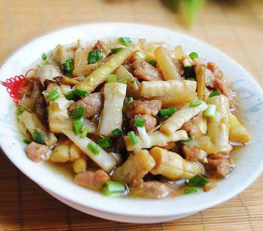 美食精选：豆干蘑菇小炖肉、春笋炒肉丝、酸菜炒肉丝、红烧豆腐