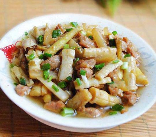 美食精选:豆干蘑菇小炖肉、春笋炒肉丝、酸菜炒肉丝、红烧豆腐