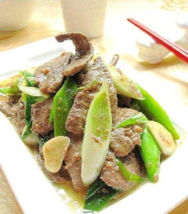 美食精选：皮蛋豆腐、嫩炒猪肝、农家小炒肉、香菜酱拌牛肉