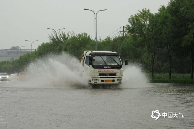 强降雨致山东德州积水严重 车辆不慎掉入沟中