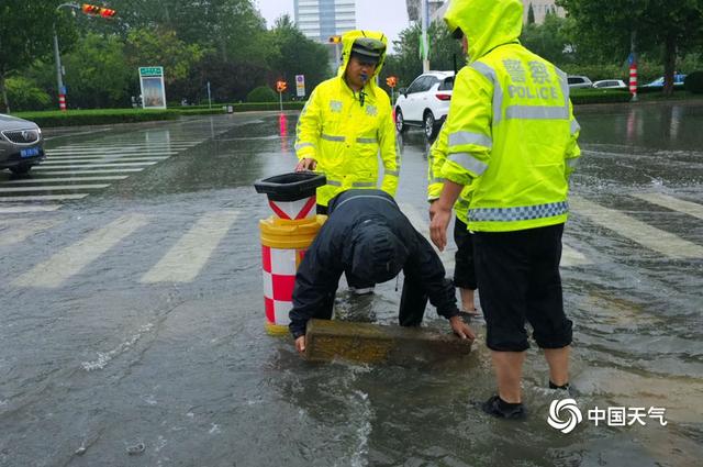 强降雨致山东德州积水严重 车辆不慎掉入沟中