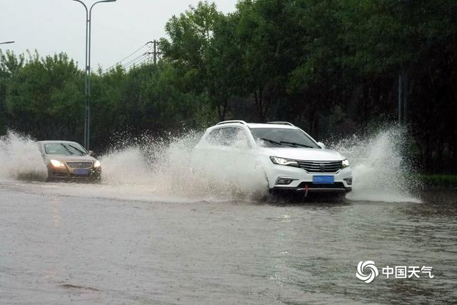 强降雨致山东德州积水严重 车辆不慎掉入沟中