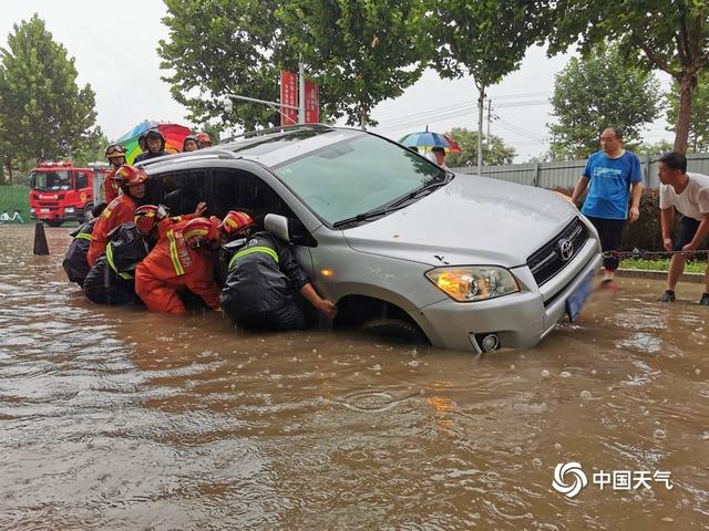 强降雨致山东德州积水严重 车辆不慎掉入沟中