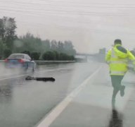 公安交警冒雨坚守一线，