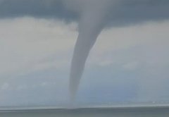 云南大理洱海上空黑云遮