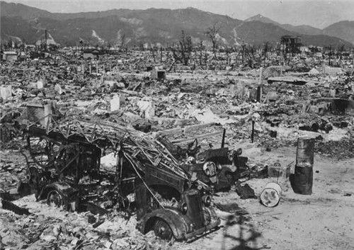 广岛原子弹爆炸时,19岁少女距爆心不到300米,为何能毫发无伤?