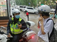 避免车速快积水溅到行人