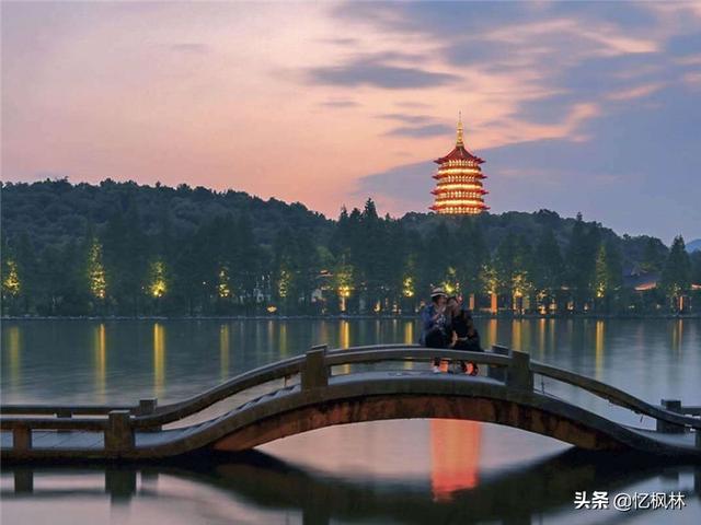 曾经倒过一次的雷峰塔,是西湖的十大景观之一,建筑古风古色